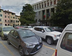 Il parcheggio di fronte al Tribunale di Pisa (foto d'archivio)