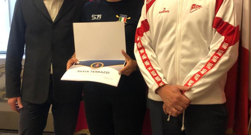 Silvia Terrazzi con l'allenatore e il presidente della società sportiva