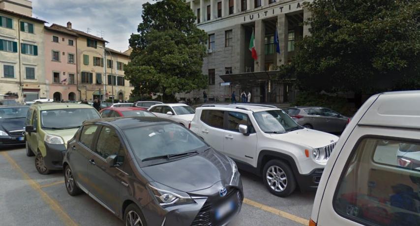 Il parcheggio di fronte al Tribunale di Pisa