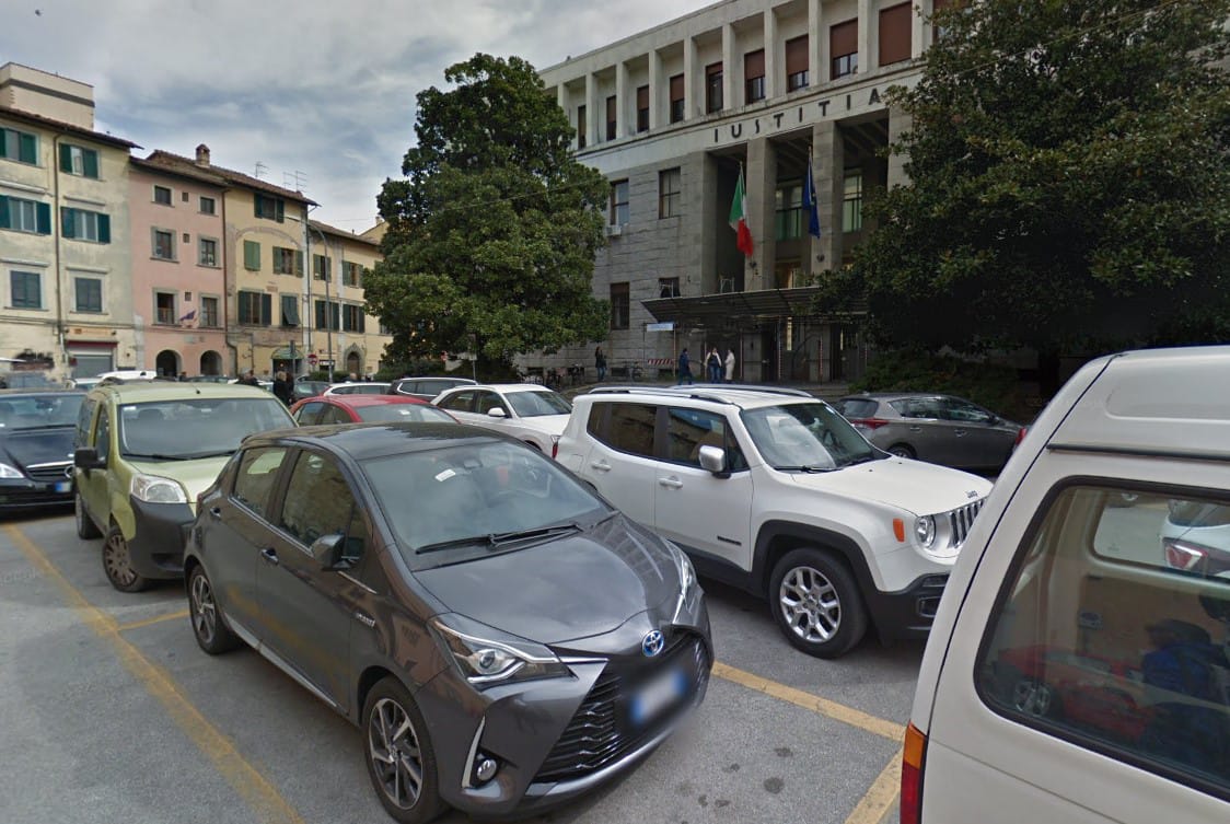 Il parcheggio di fronte al Tribunale di Pisa