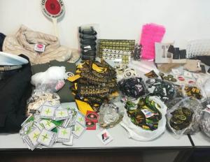 Image for Municipale scopre attività di contraffazione in un appartamento e sovraffollamento in altri due