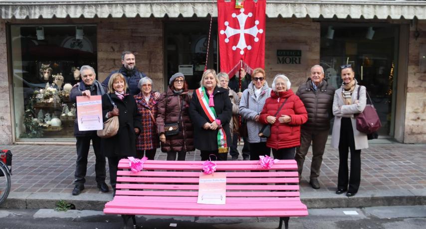 la panchina rosa in Borgo Largo