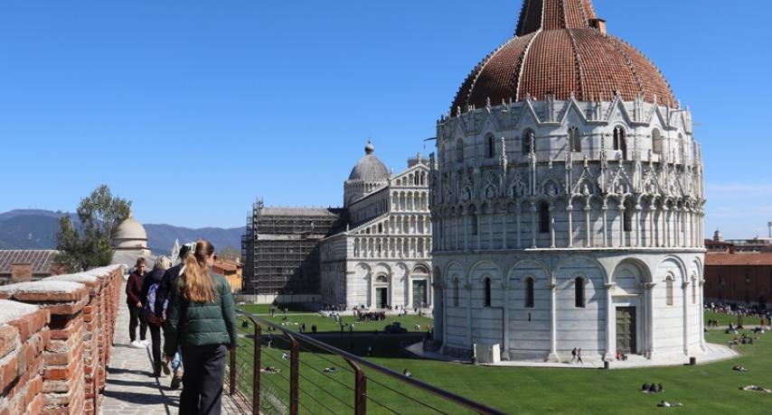 Turisti sul percorso delle Mura di Pisa