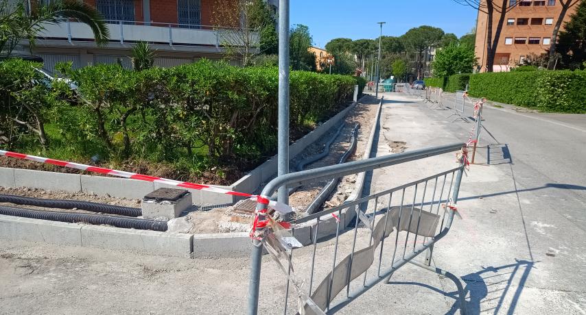 L'intervento di riqualificazione dei marciapiedi in via Liguria